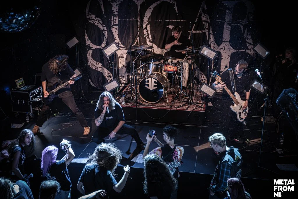 Suger Spine op 6 december 2025 in poppodium de Meester in Almere. De hele band gaat los op het podium