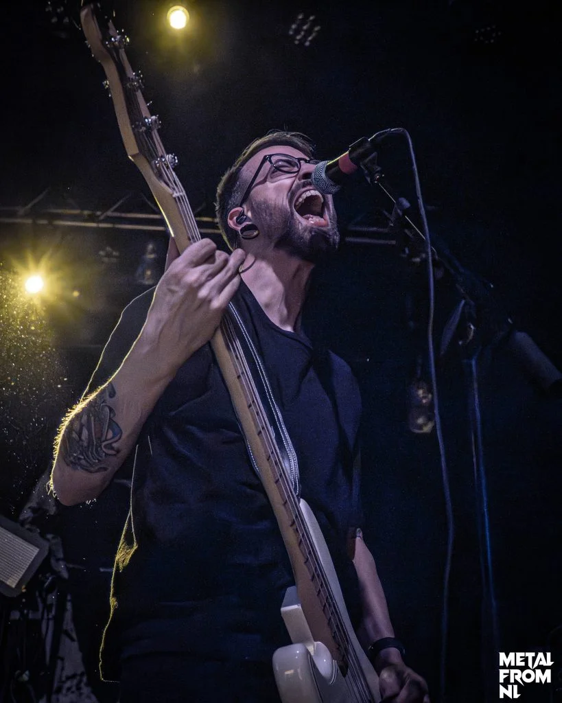 Suger Spine op 6 december 2025 in poppodium de Meester in Almere. De bassist schreeuwt in de microfoon