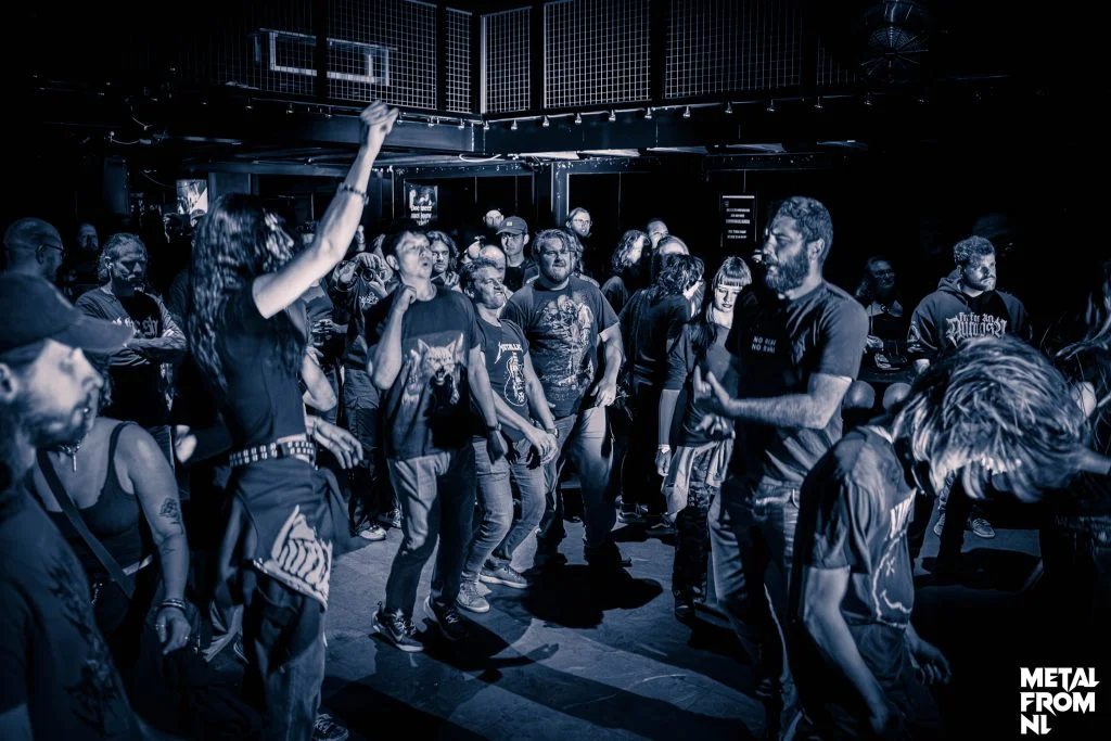 Het publiek gaat los bij Torn From Oblivion op 6 december 2025 in poppodium de Meester in Almere